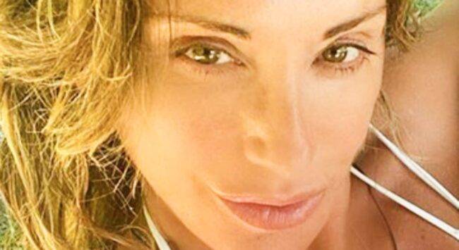 Sabrina Salerno pensierosa in bikini: indizio sul futuro in foto?