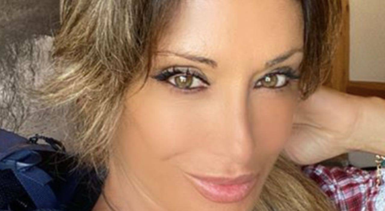 Sabrina Salerno boom bikini: a spasso, 'accompagna' i fan
