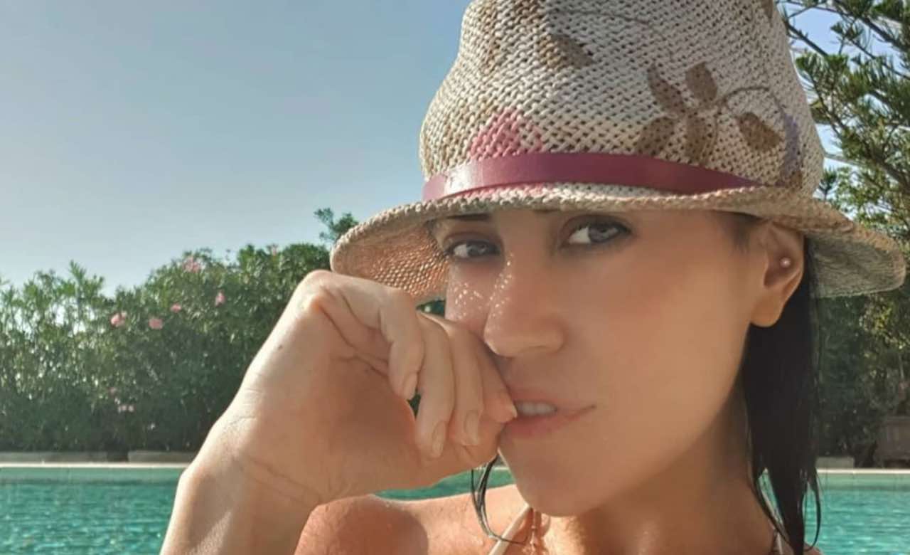 Claudia Ruggeri lato b è da urlo: il perizoma non contiene le forme