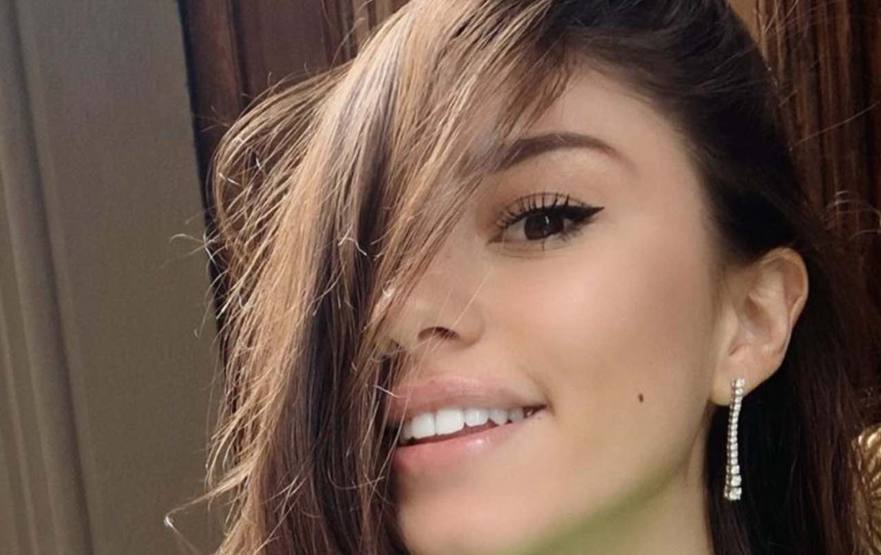 Angela Nasti "Stai esagerando": il bikini è davvero troppo stretto