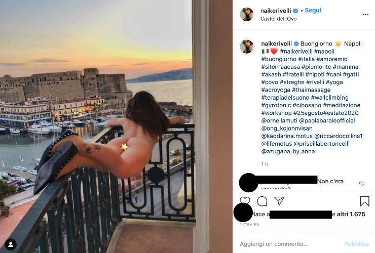 Naike Rivelli, sospesa nel vuoto senza veli a Napoli: fan divisi