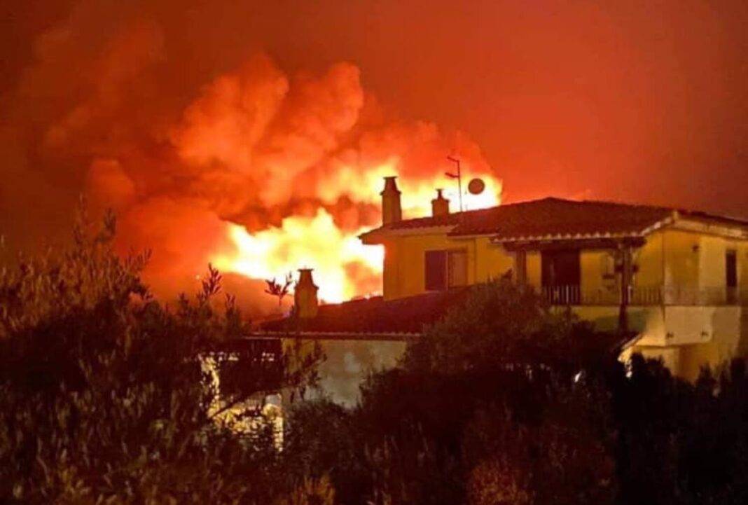 Sardegna, violento incendio sui monti della Costa Smeralda