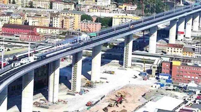 Genova, il ponte riapre: automobilisti si fanno i selfie