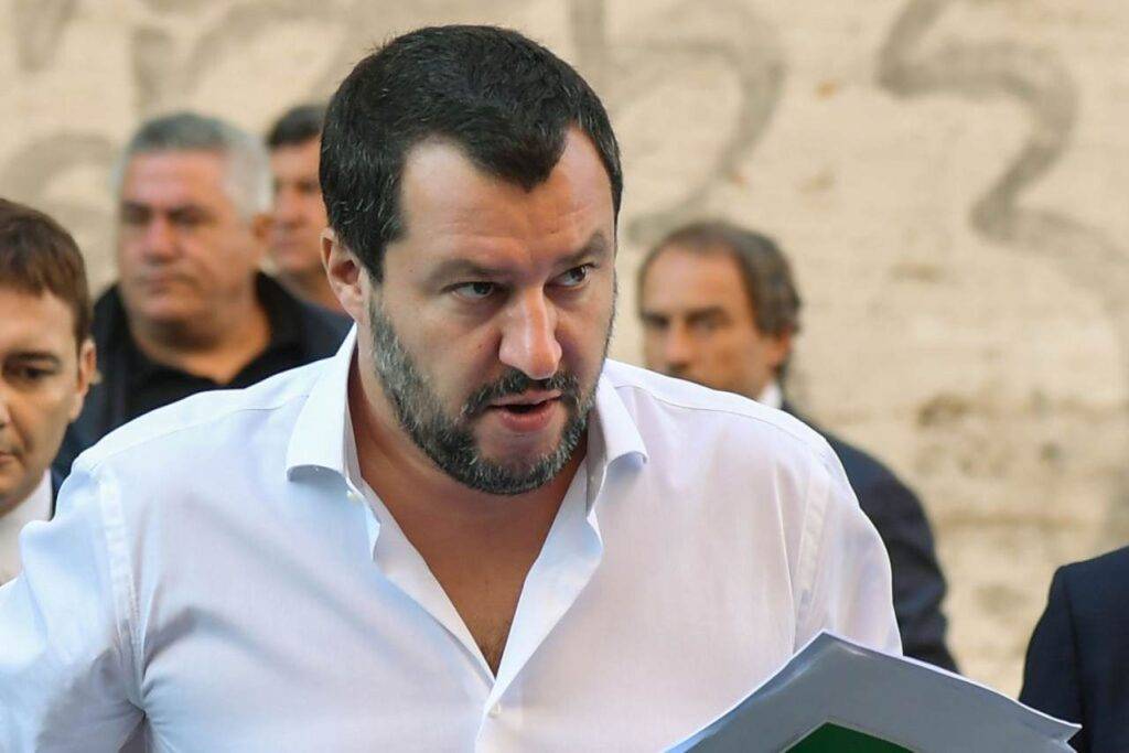La Sea Watch avvicina Palermo, Salvini: "Denunceremo il Governo"