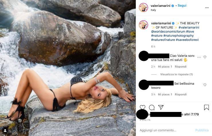 Valeria Marini, la bellezza senza tempo: bikini sexy in natura