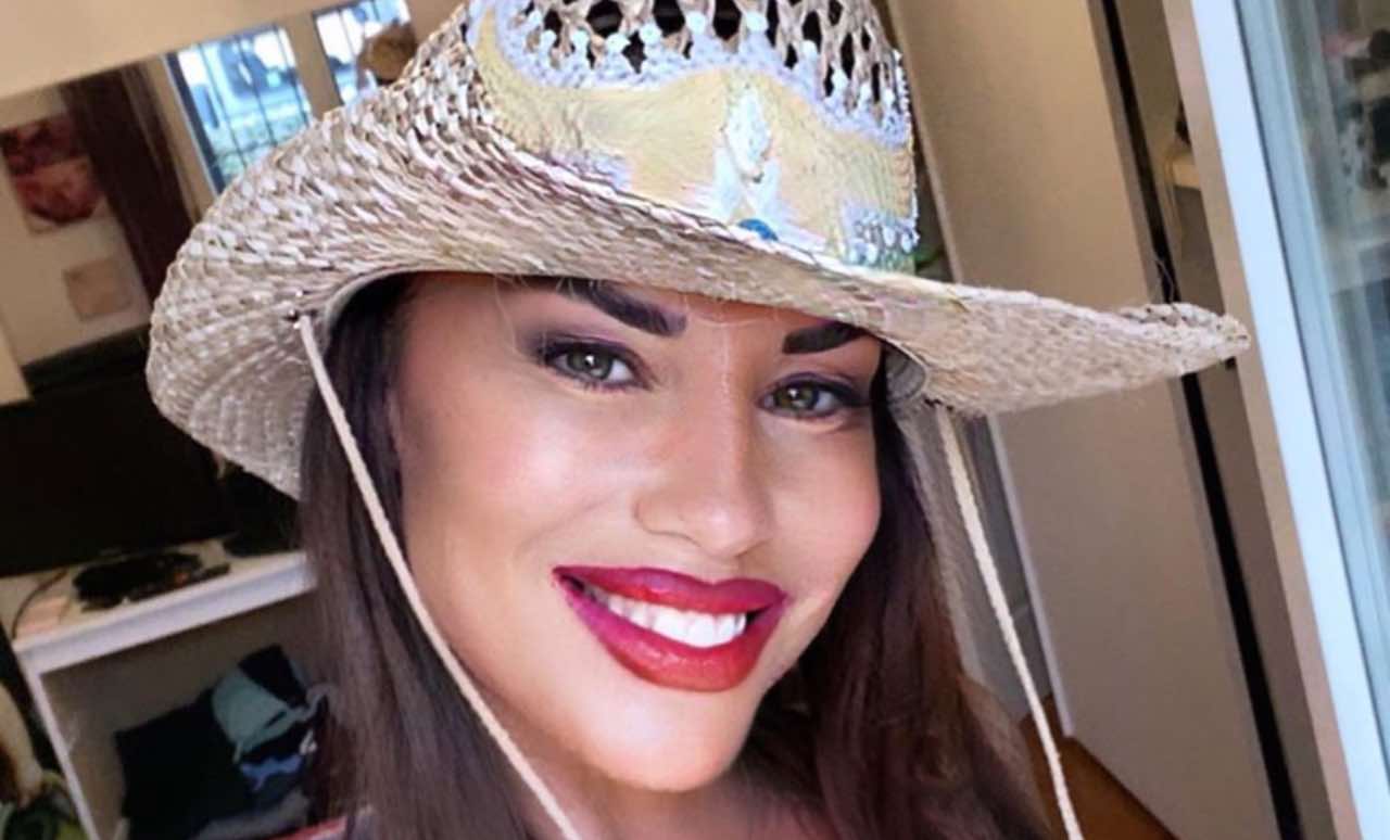 Antonella Mosetti décolleté da urlo: l'occhio cade proprio lì