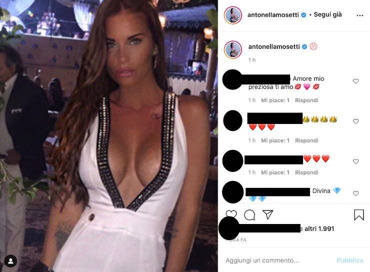 Antonella Mosetti décolleté da urlo: l'occhio cade proprio lì