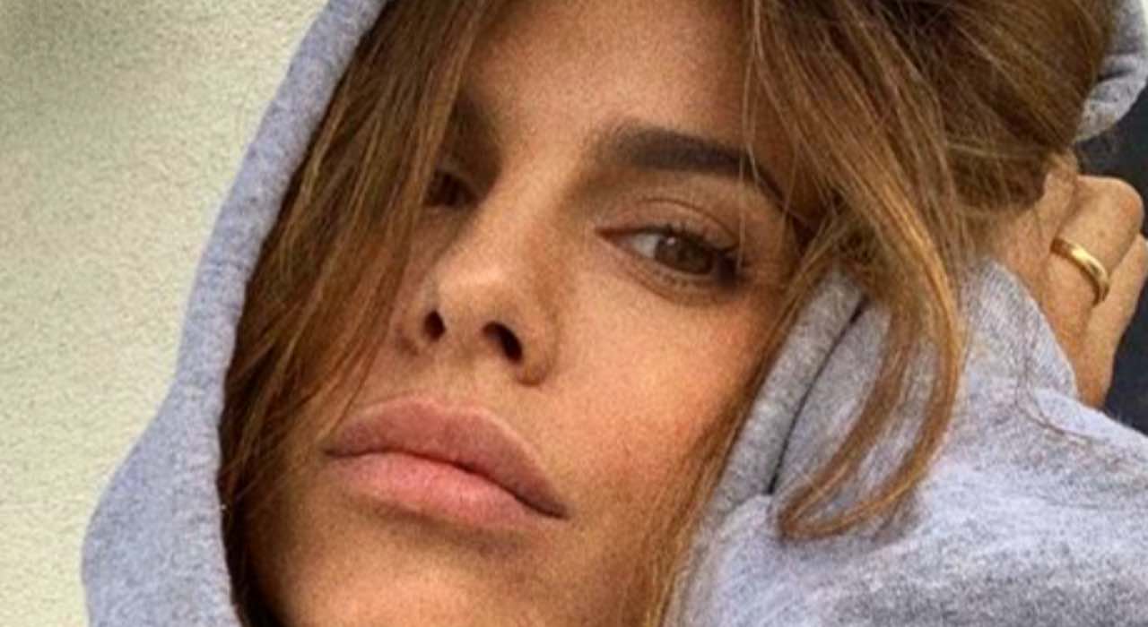 Elisabetta Canalis super snodabile: il fascino sposta... le auto!