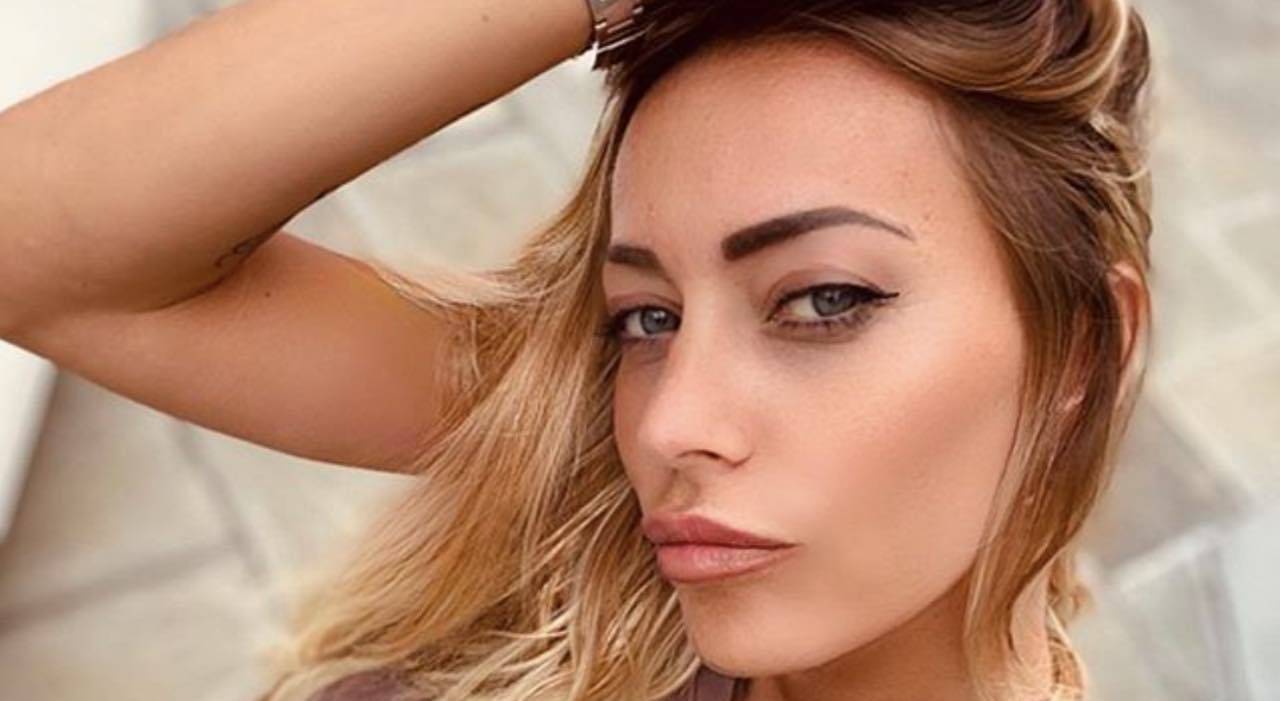 Karina Cascella scollatura da urlo ma la foto divide: "Non ti dona"