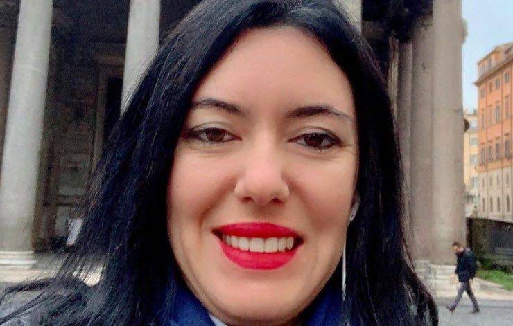 Qui da bambina, oggi volto noto criticato in politica: chi é?