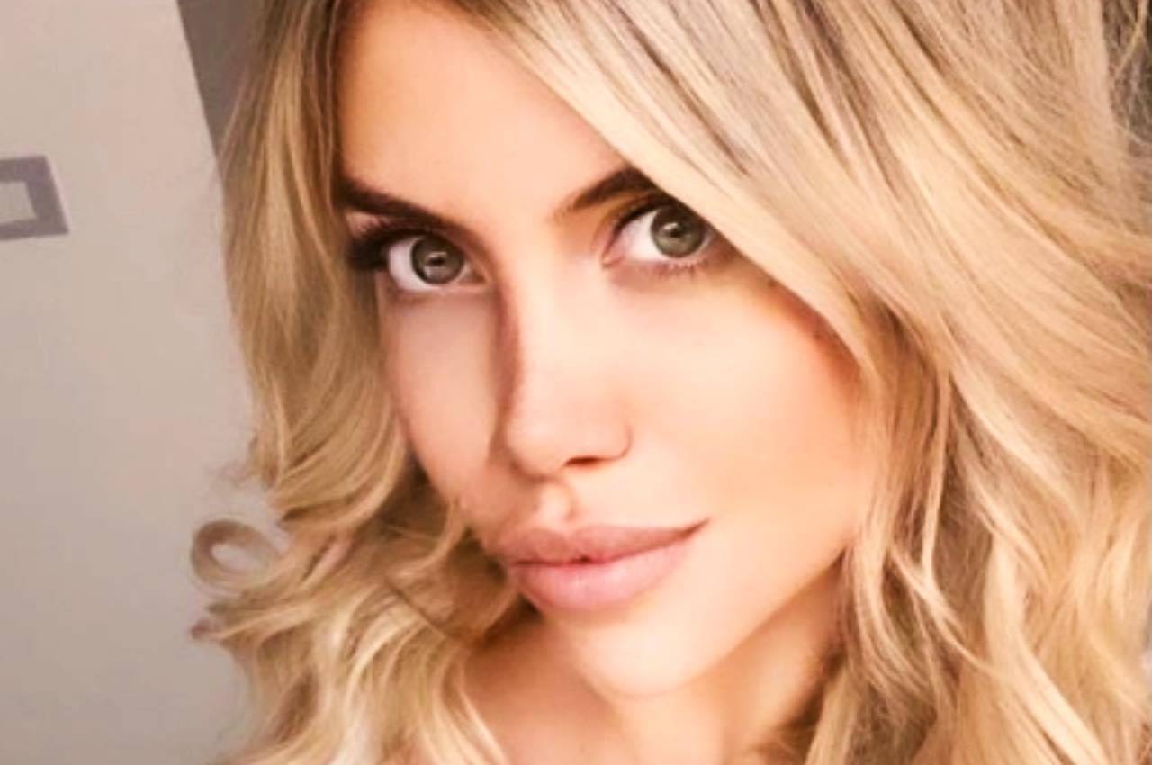 Wanda Nara micro bikini esplode: scollatura e fascino al naturale