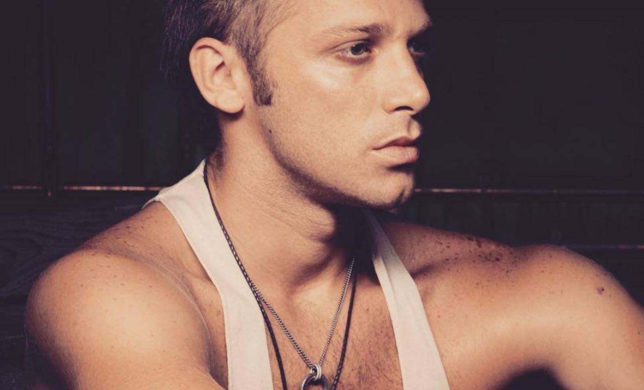 Amici, ricordate l'ex vincitore Leon Cino? Oggi è famosissimo