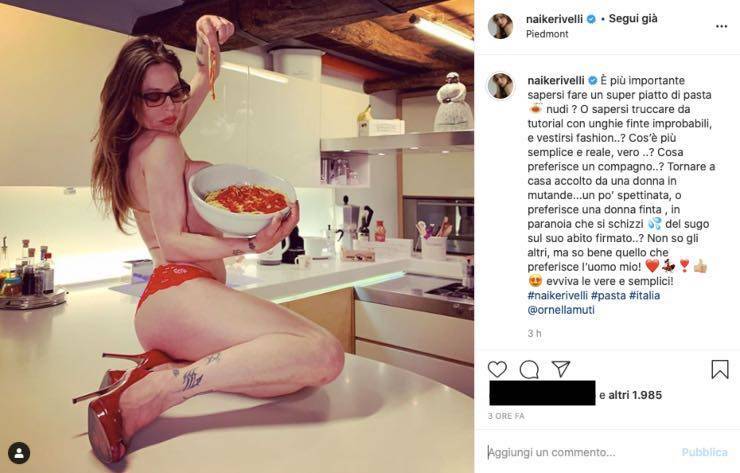 Naike Rivelli, sexy senza veli in cucina: si distingue dalla "donna finta"