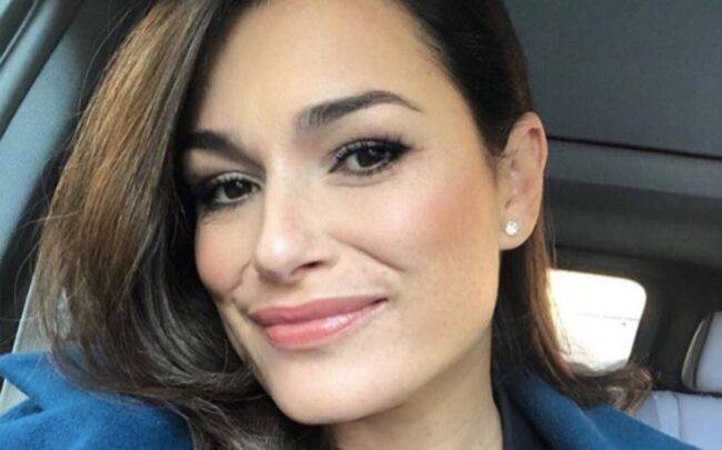 Alena Seredova, dea sexy a letto tra lenzuola bianche: la foto incanta