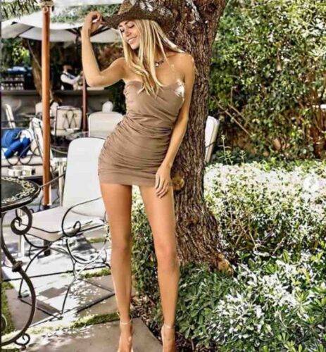 Martina Stella infiamma i social: le 5 foto da far perdere la testa