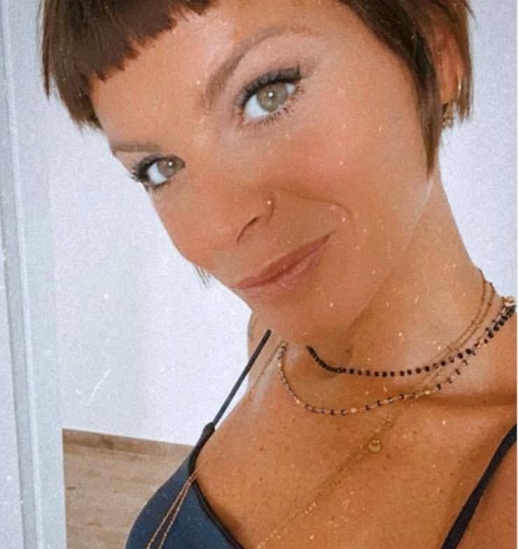 Alessandra Amoroso fa le prove da mamma: l'amore in quell'abbraccio