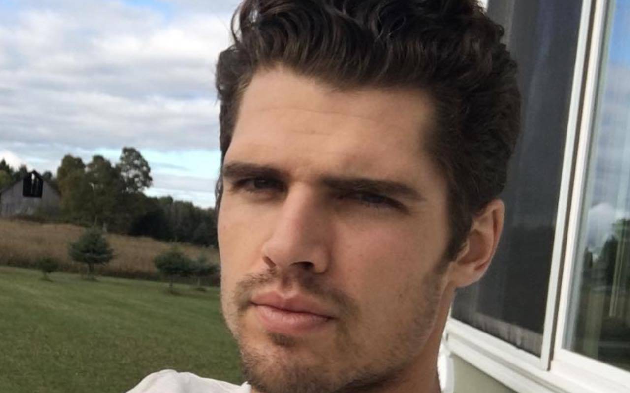 Chi è il seducente ragazzo della pubblicità di Versace? La sua passione