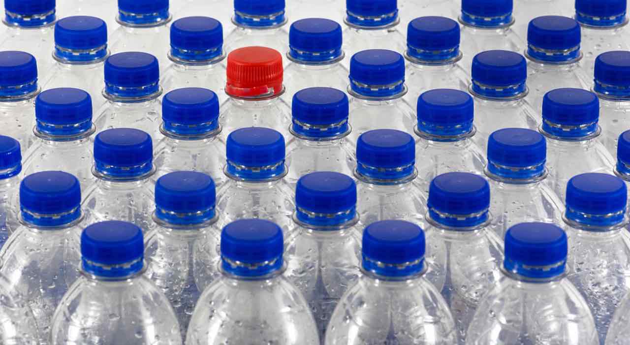 Carabinieri NAS, sequestrate 14mila bottiglie d'acqua: il motivo