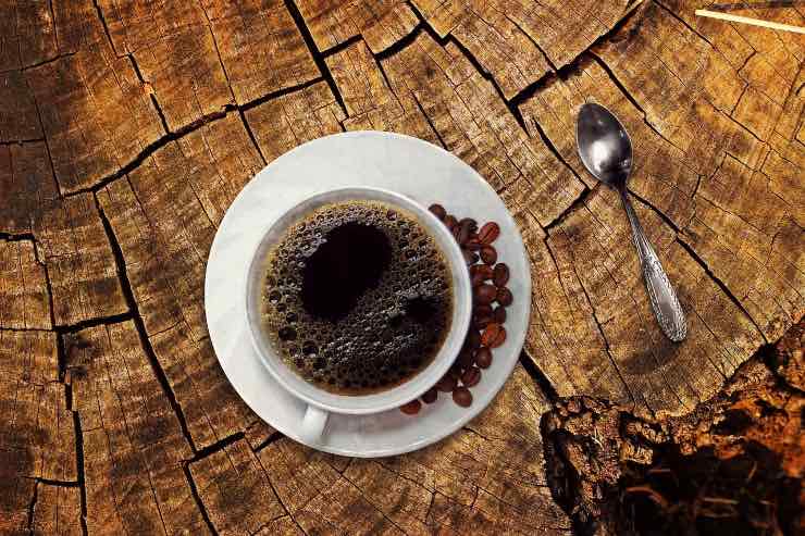 Bere l'acqua prima o dopo il caffè? Ecco la risposta che non ti aspetti