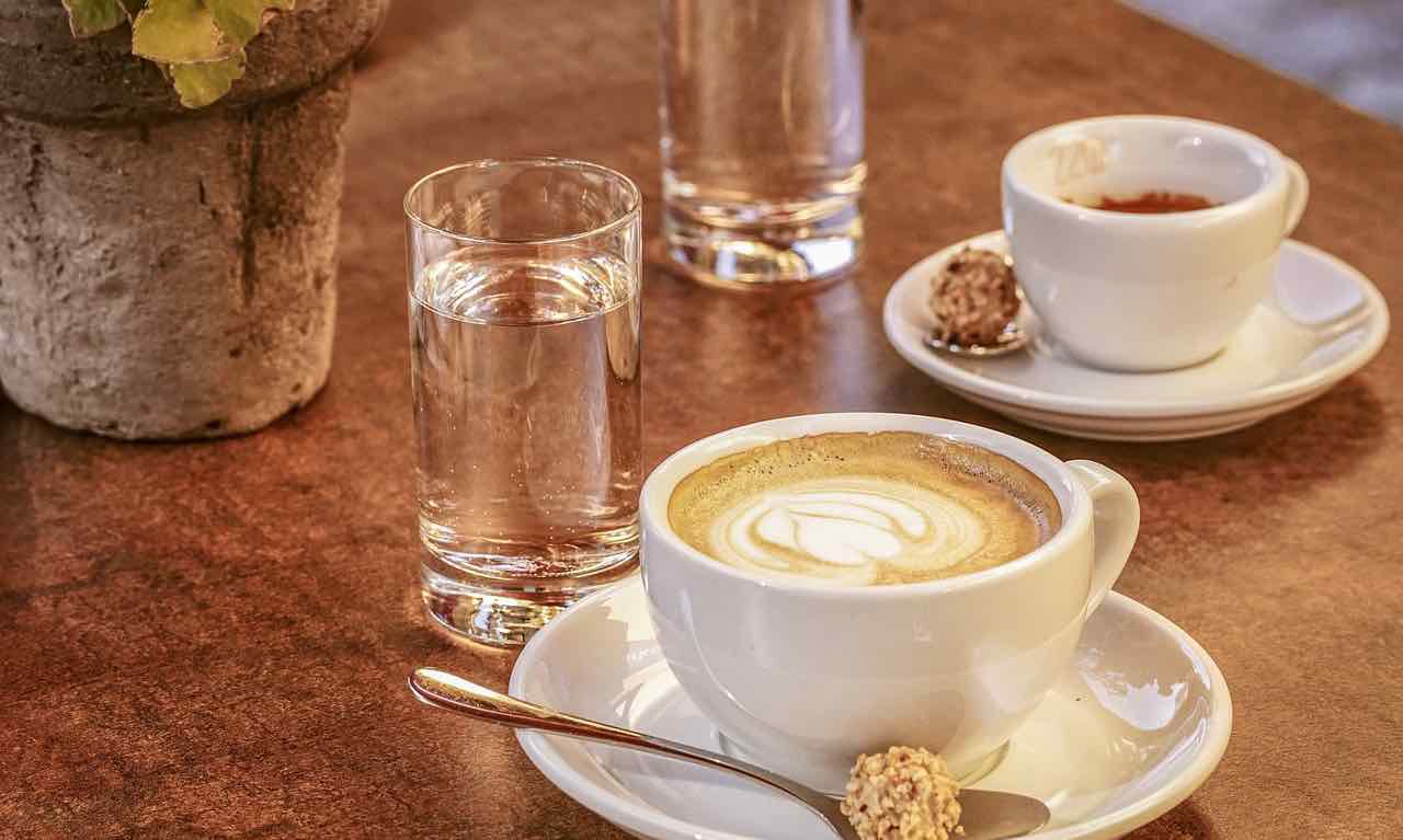 Bere l'acqua prima o dopo il caffè? Ecco la risposta che non ti aspetti