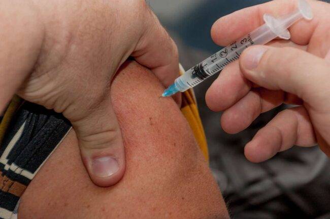 Vaccino anti-Covid, stop alla sperimentazione di Oxford: reazioni indesiderate