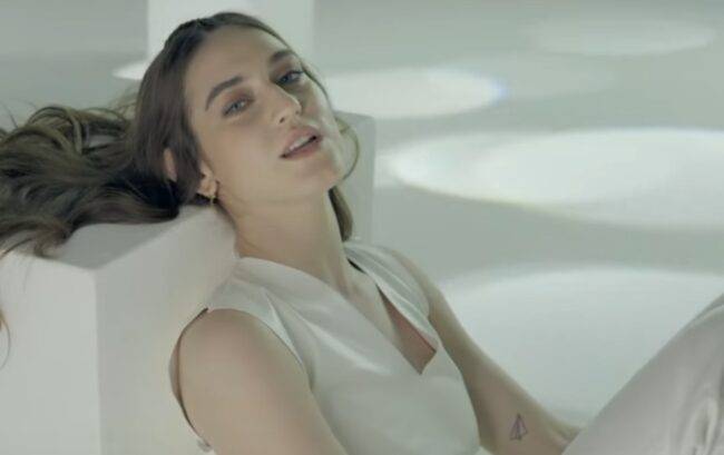 Gaia Gozzi, incidente imbarazzante: seno nudo sul palco - FOTO