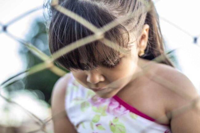 Bambina violentata dal padre con utensili di casa, la mamma sapeva tutto