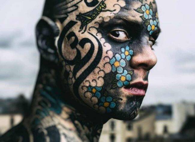 "I nostri figli si spaventano", maestro d'asilo licenziato per i troppi tatuaggi