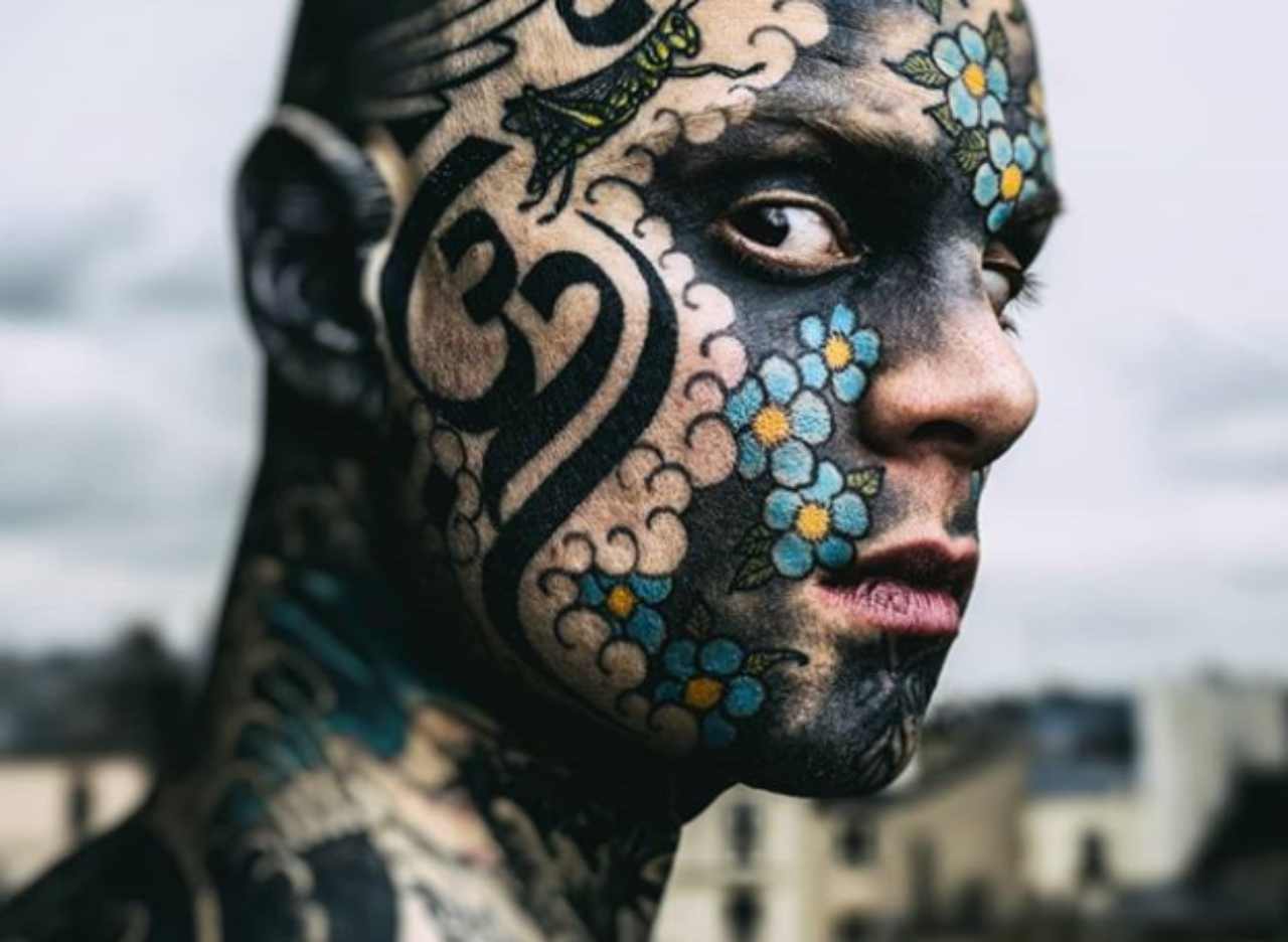 "I nostri figli si spaventano", maestro d'asilo licenziato per i troppi tatuaggi