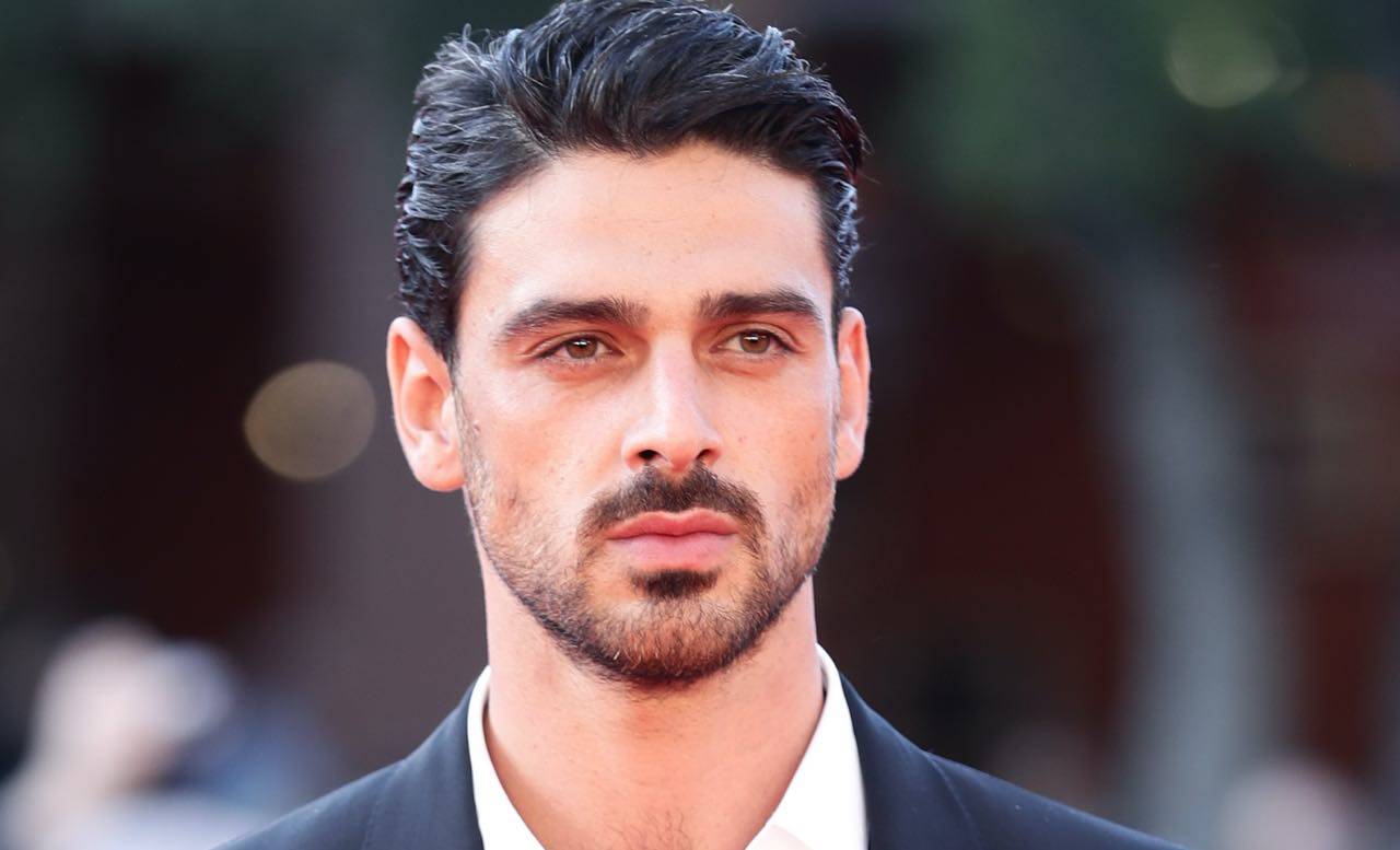 Michele Morrone fisico scolpito e donna 'legata': lo scatto è da record