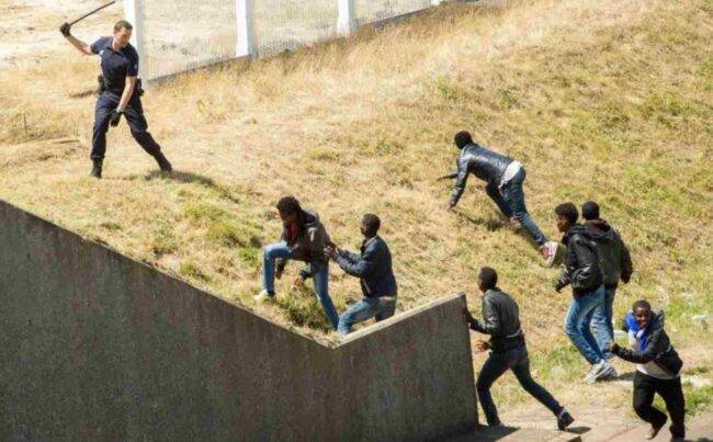 Poliziotto contro migranti