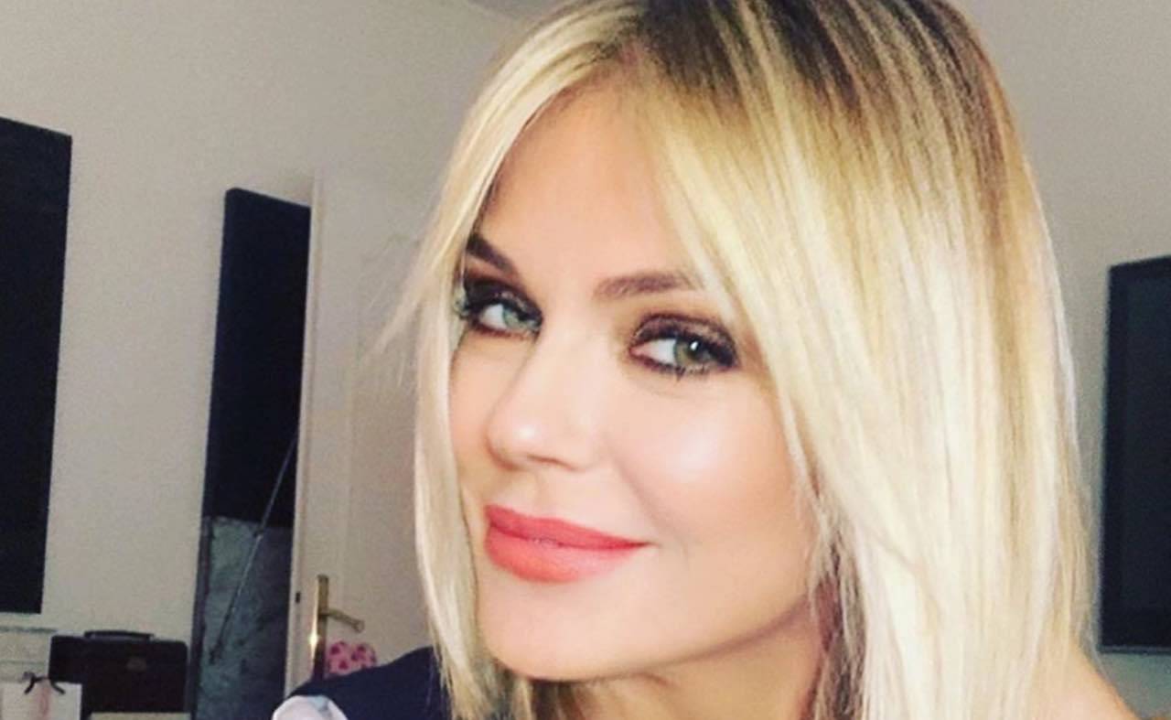 GF Vip, Matilde Brandi 'scivolone': il ballo è sexy ma arriva l'imprevisto