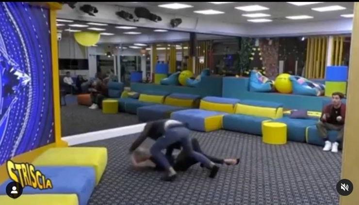 GF Vip, Matilde Brandi 'scivolone': il ballo è sexy ma arriva l'imprevisto