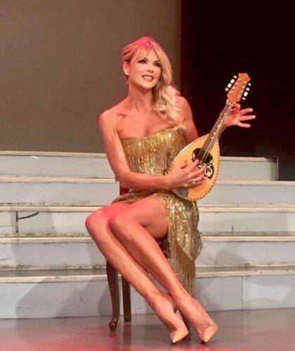 Qui era solo una bambina, oggi un'amata showgirl: chi è?