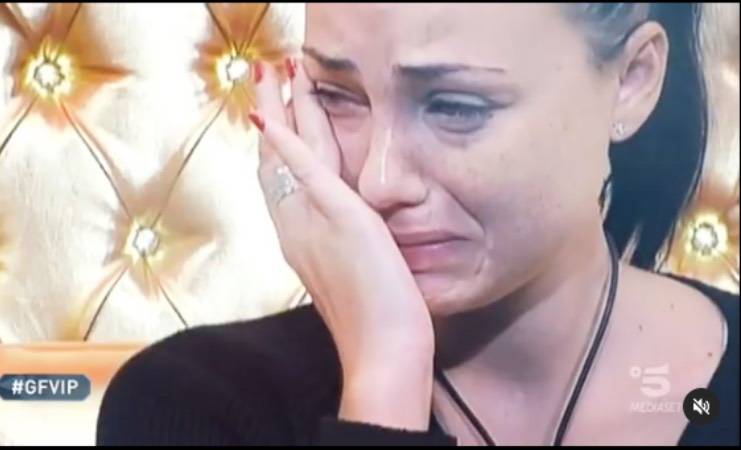 Adua Del Vesco shock, dramma e lacrime: "la mente cerca di cancellare "