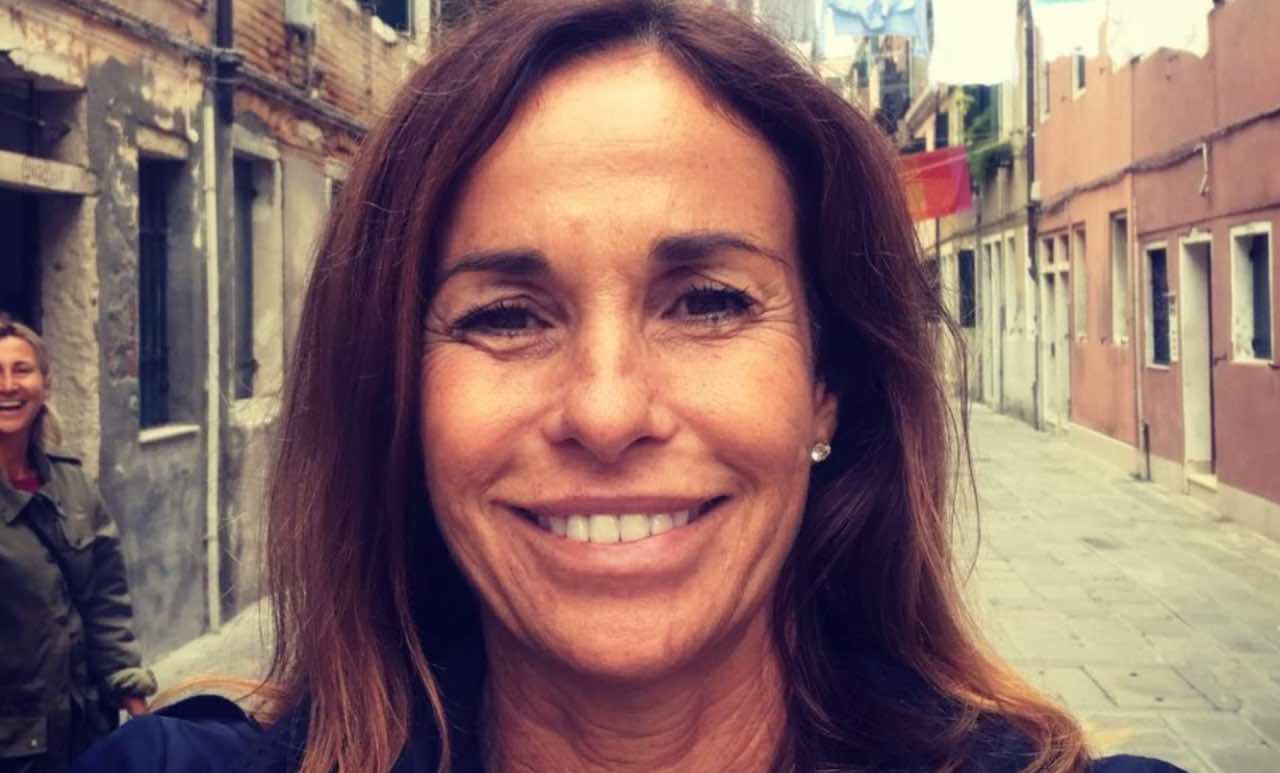 Cristina Parodi presa di mira: "Tutto fermo tranne le s******** dei ricchi"