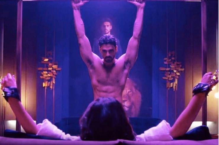 Michele Morrone fisico scolpito e donna 'legata': lo scatto è da record