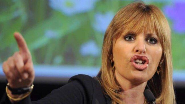 Alessandra Mussolini e le accuse di Fabio Canino in diretta, la replica continua