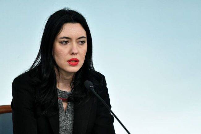 Conflitto scuola - Covid, Azzolina: "Presto lezioni anche nelle zone rosse"