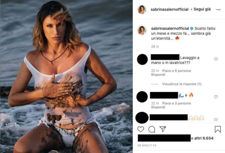 Sabrina Salerno trasparenze da infarto: a coprirla solo la sabbia