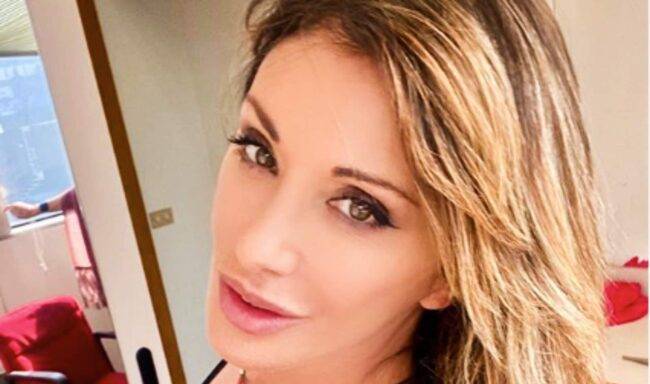 Sabrina Salerno trasparenze da infarto: a coprirla solo la sabbia
