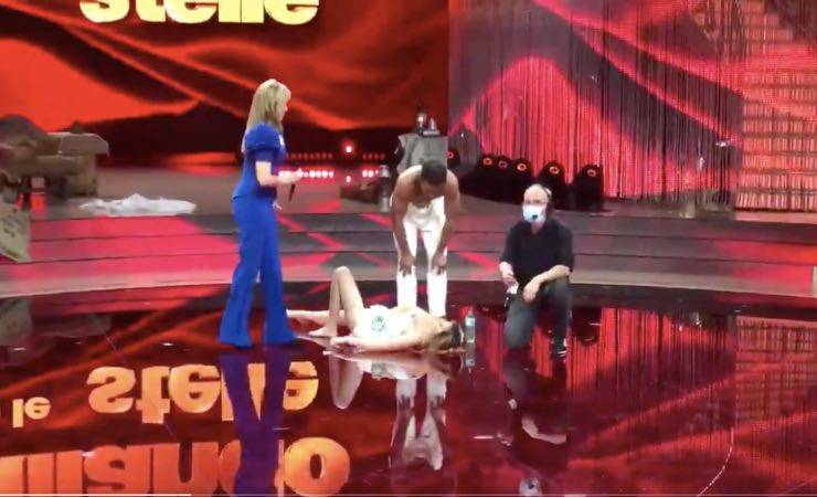 Alessandra Mussolini, malore in diretta a Ballando: si sdraia a terra