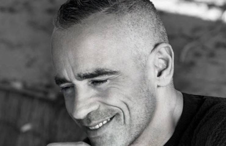 È un famoso cantante e papà di una nota influencer: lo riconoscete?