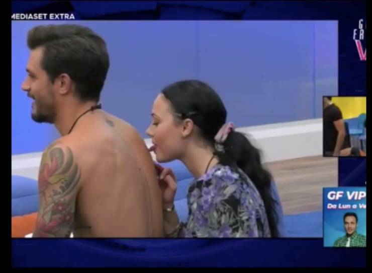 Adua "scrivi con la lingua sulla sua schiena": gioco al GF VIP
