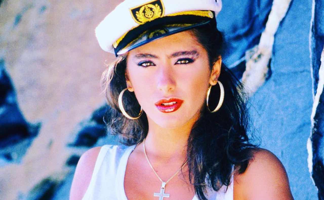 Qui era solo una ragazzina, oggi sexy cantante e showgirl: chi è?