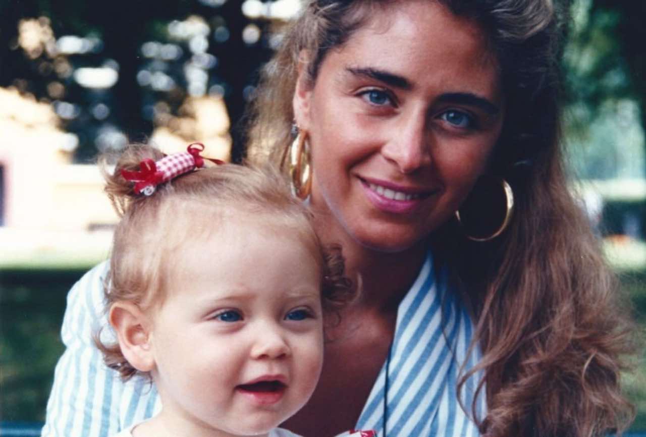 La riconoscete? Qui da bambina tra le braccia della madre oggi influencer