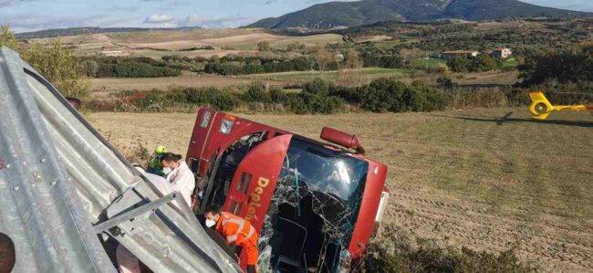 Si ribalta un bus pieno di migranti: ci sono feriti gravi