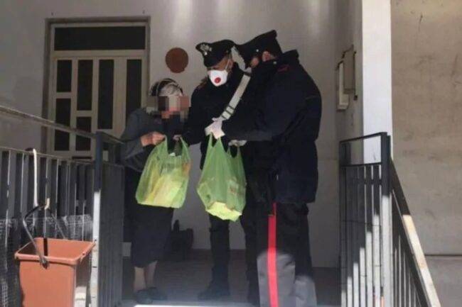 Napoli: non hanno i soldi per affrontare il lockdown: carabiniere fa loro la spesa