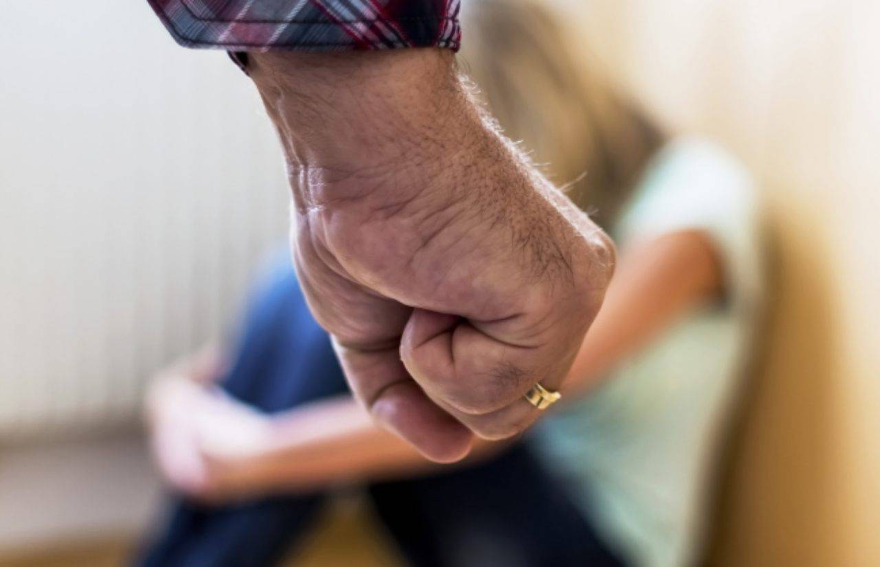 La figlia si comporta in modo "troppo occidentale", la picchia per anni