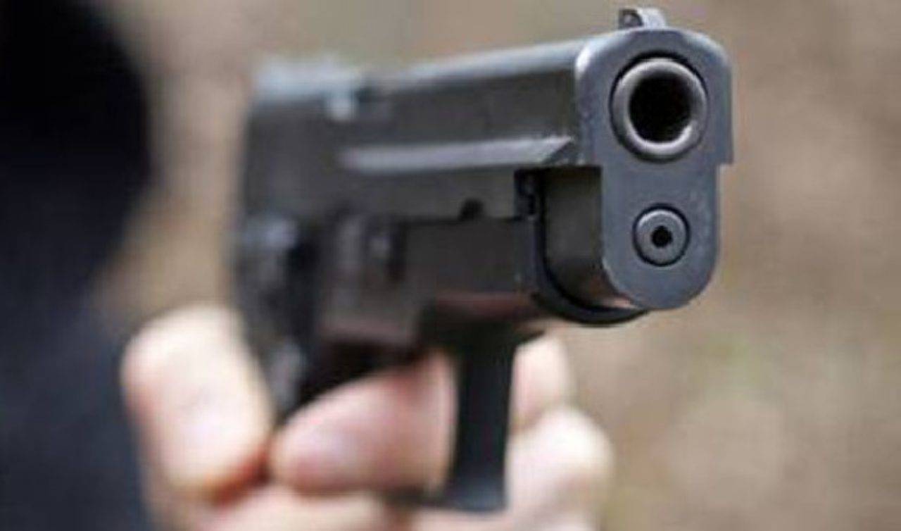 Rapina una coppia, ladro ferito con dei colpi sparati alle gambe